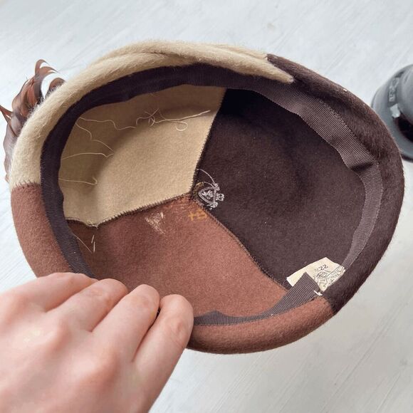 1950s Feathered Wool Pillbox Hat | Brown & Cream | “Winner” Equestrian Tag 22.5” - Picture 9 of 12
